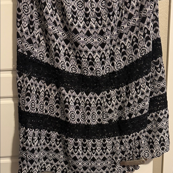 Elegant Black and White Patterned Skirt - Picture 2 of 5